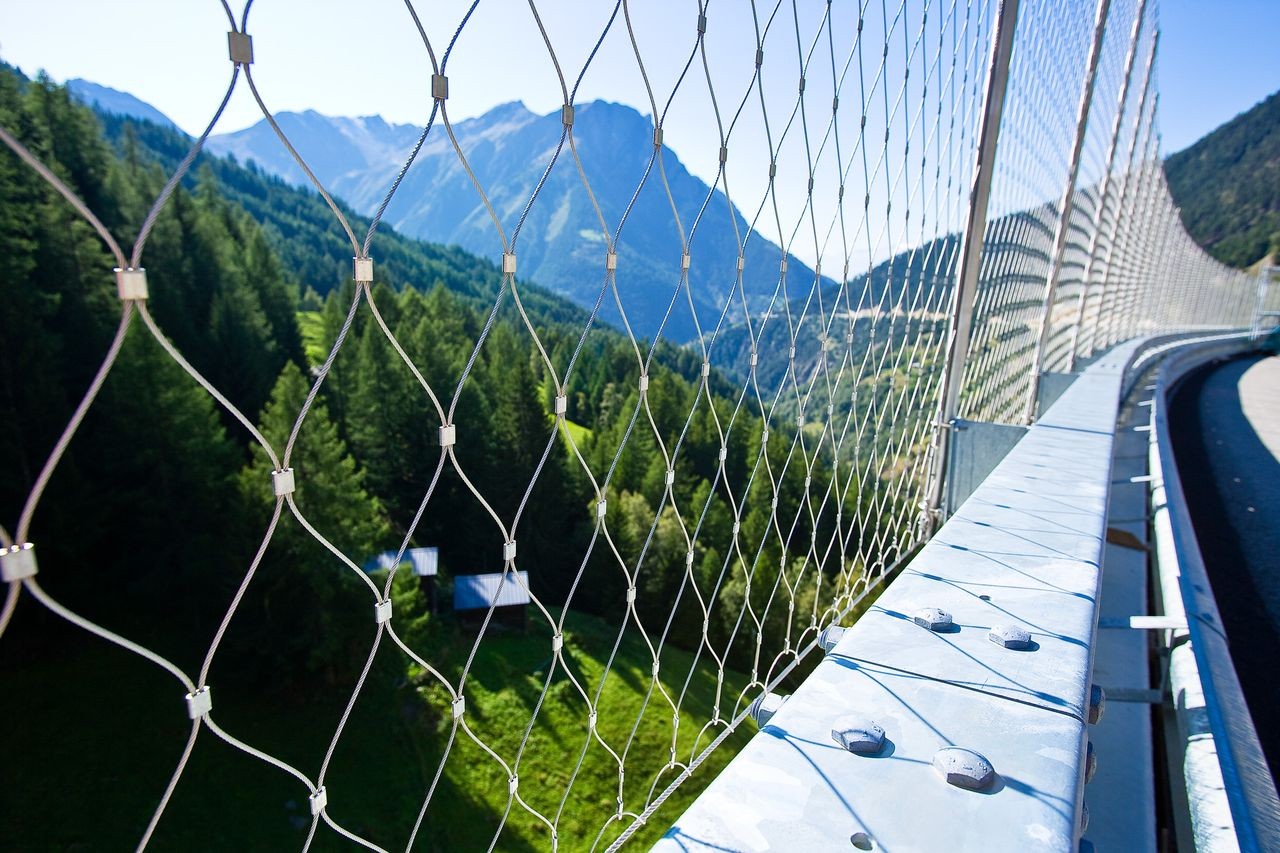編織型不銹鋼繩網在動物園防護與高空防墜中的應用要點